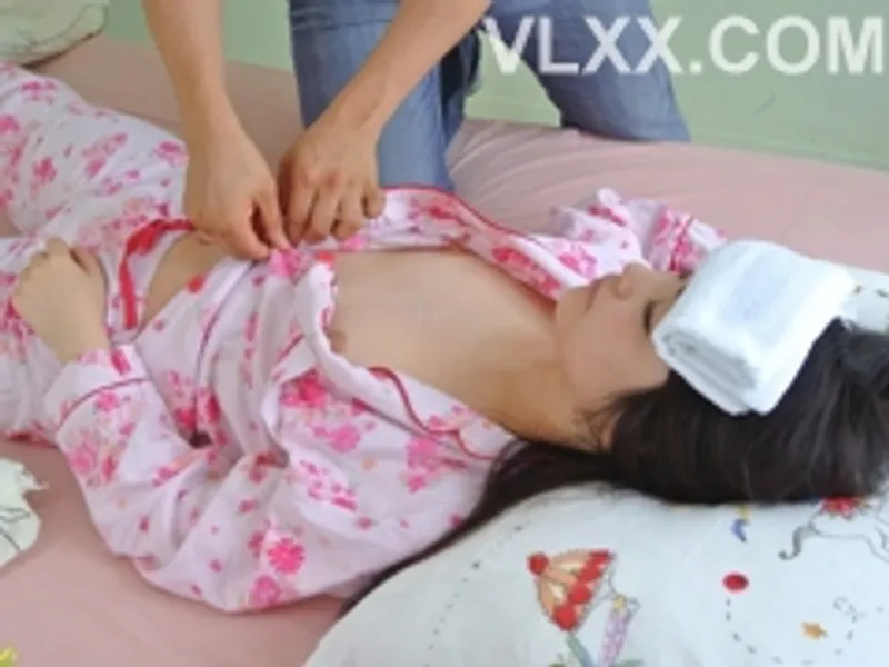 Anh ruột "chăm sóc" gấu đang bệnh